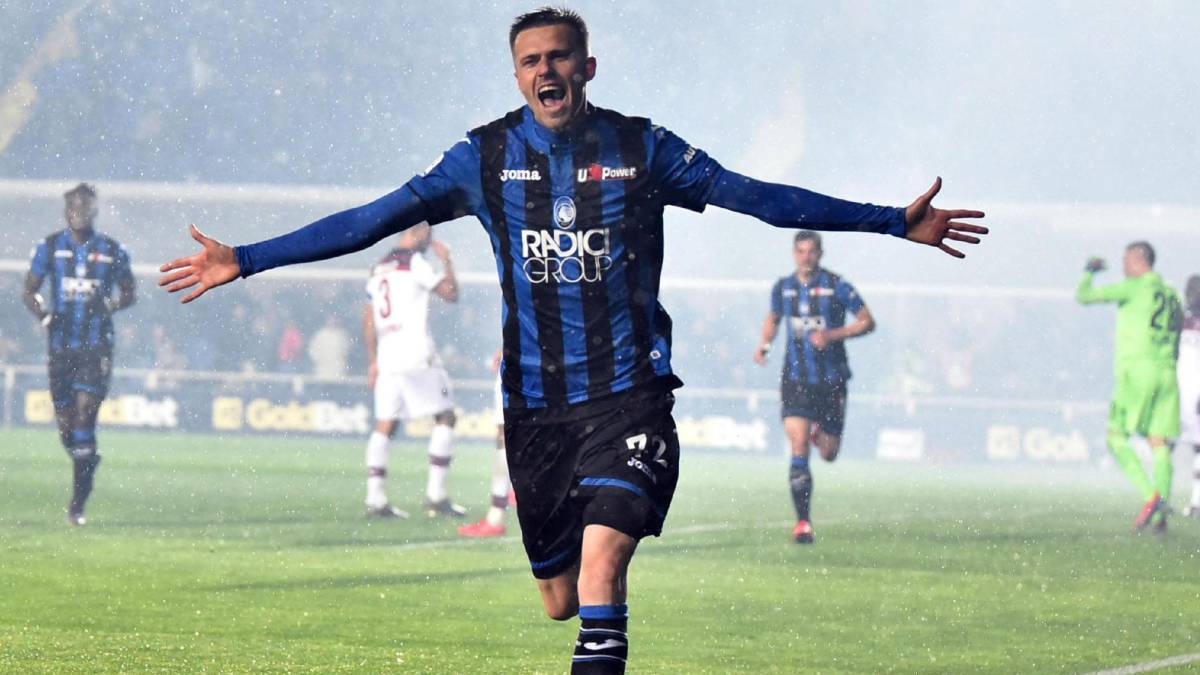Josip Ilicic de Atalanta celebra la anotación de un gol este jueves, durante un partido de la Serie A entre Atalanta Bergamasca Calcio y Bolonia