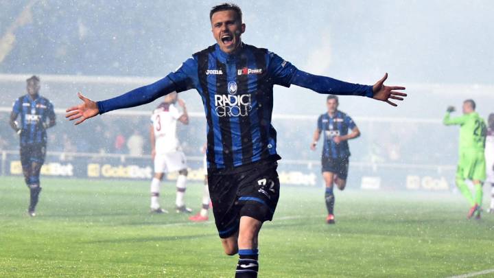 Josip Ilicic de Atalanta celebra la anotación de un gol este jueves, durante un partido de la Serie A entre Atalanta Bergamasca Calcio y Bolonia