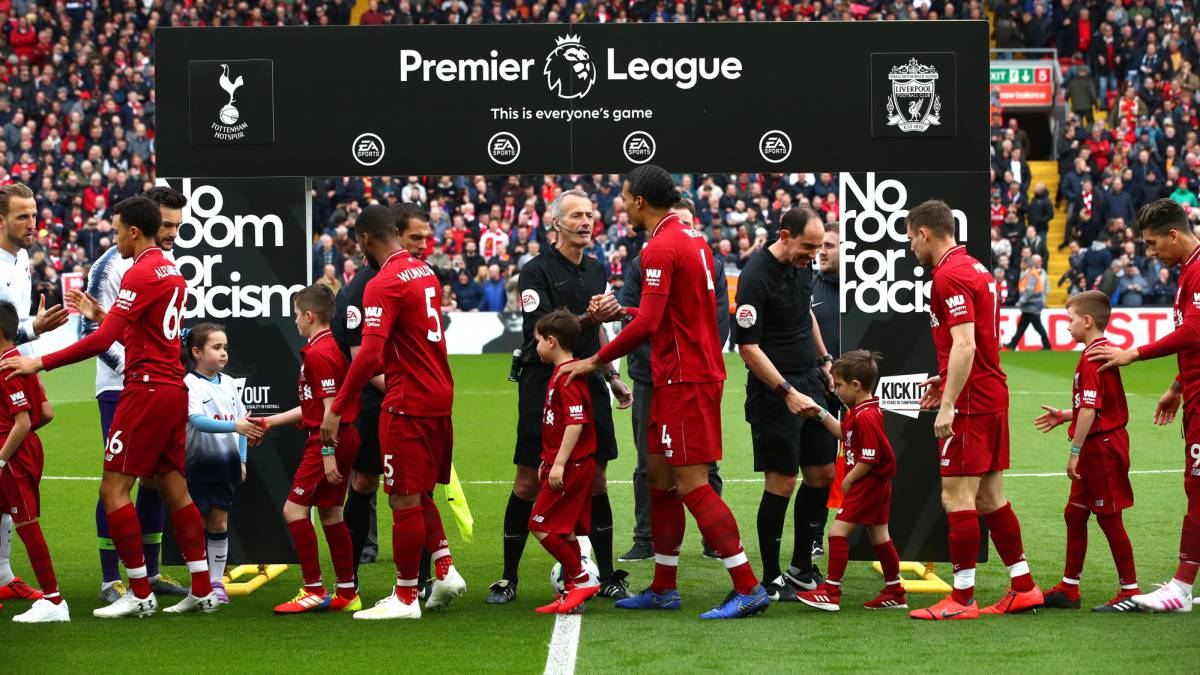 Los jugadores del Liverpool en el saludo protocolario previo al partido de la Premier contra el Tottenham.