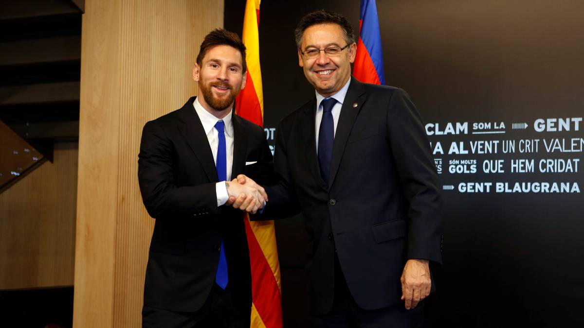 Leo Messi y Josep Maria Bartomeu se estrechan la mano en la escenificación de la octava renovación del argentino en noviembre de 2017.