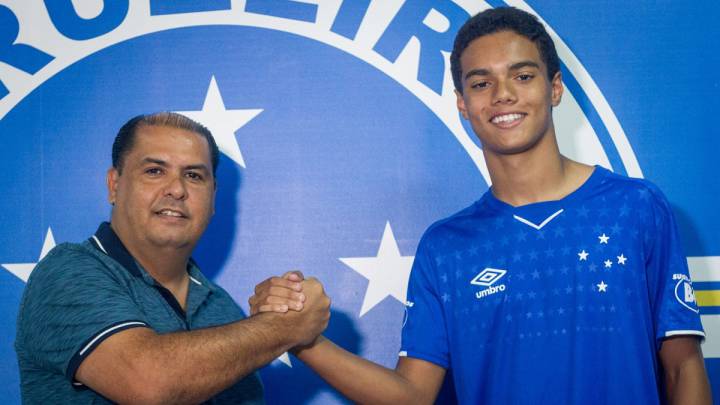 Ronaldinho's son signs first professional contract