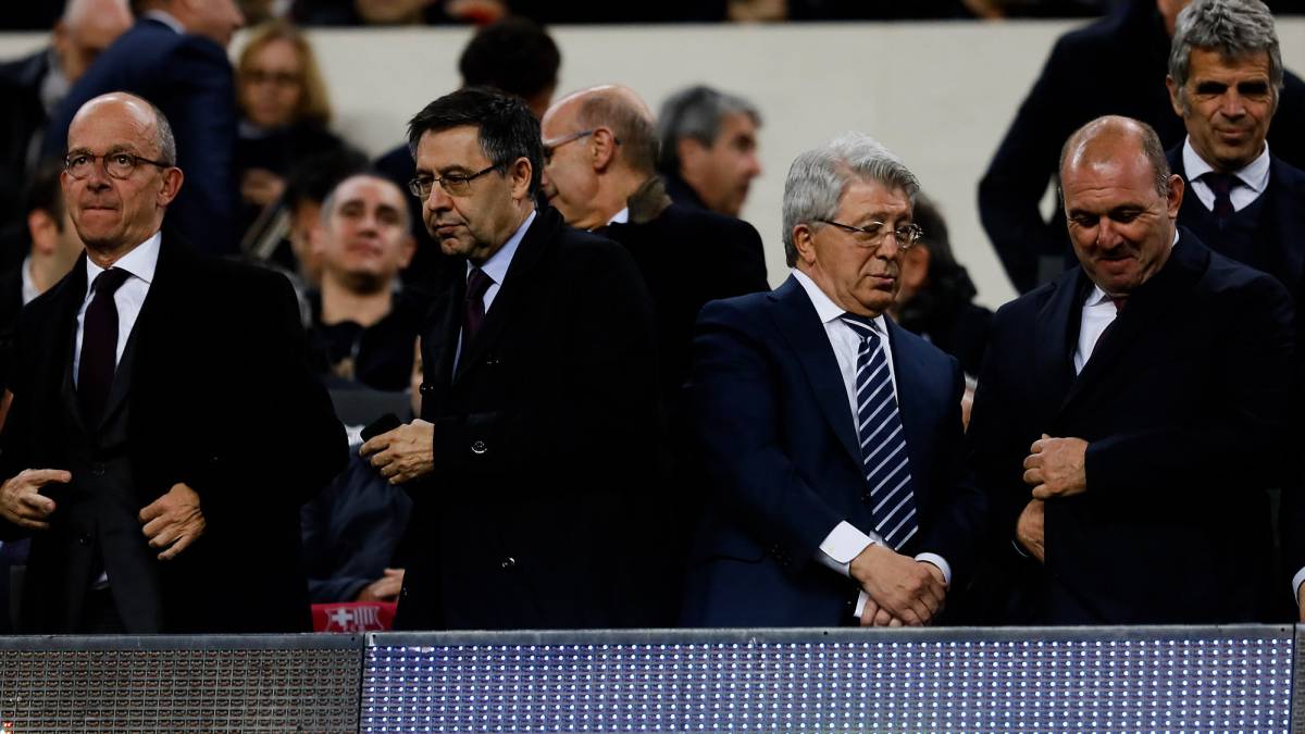 Bartomeu, junto a Cerezo, en el palco del Camp Nou.