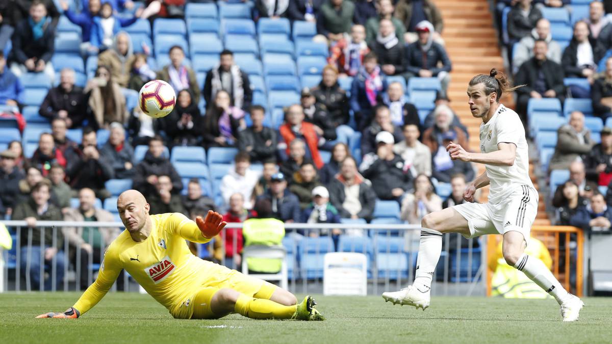 Real Madrid's Bale jeered from third minute on against Eibar