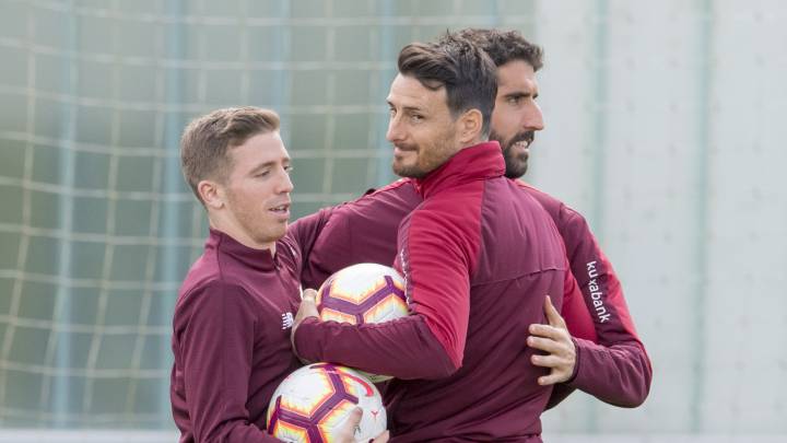 Aduriz, en el entrenamiento de ayer junto a Muniain y Raúl García.