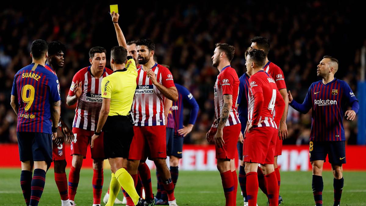 Gil Manzano amonesta a Giménez en el Barcelona-Atlético