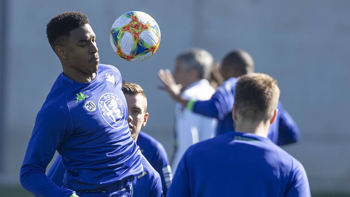 El Betis dio la lista ante el Villarreal, en la que entra el lateral hispano-dominicano Júnior Firpo tras casi dos meses. Se quedan fuera Antonio Barragán, Sidnei y Sergio León.
