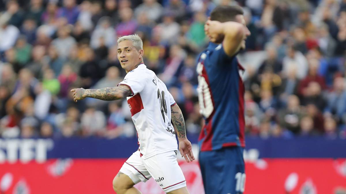 Resumen y goles del Levante 2-2 Huesca. Los tantos a balón parado de Enric Gallego y Chimy Ávila igualan los conseguidos por Roger y Morales, de penalti.
