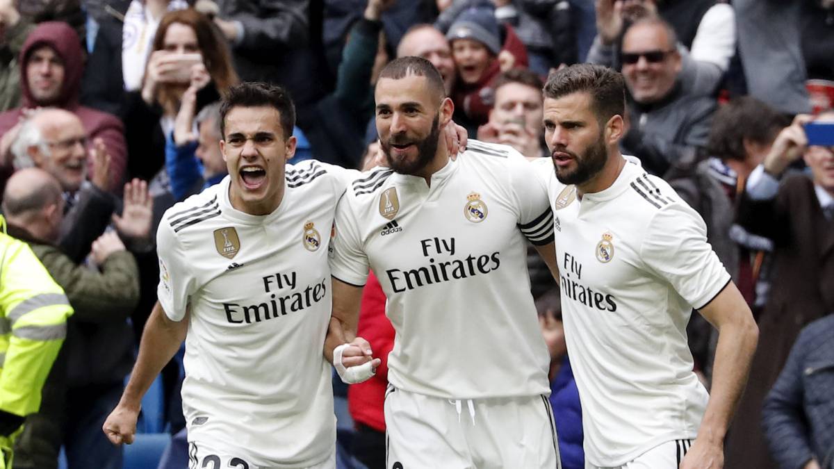 Benzema celebra un gol en el Real Madrid-Eibar.