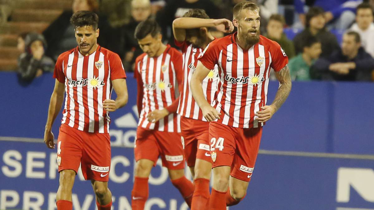 La falta de gol pone muy cuesta arriba la promoción para el Almería