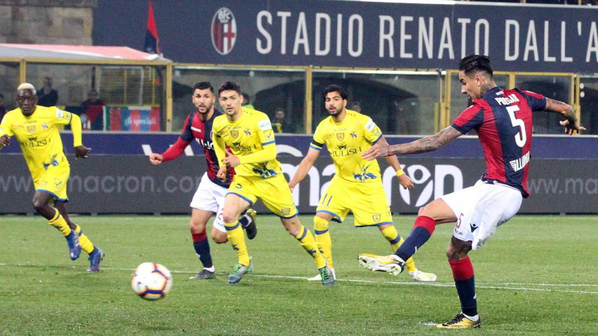 Erick Pulgar del Bologna marca un penalti durante un partido de la Serie A italiana entre el Bologna