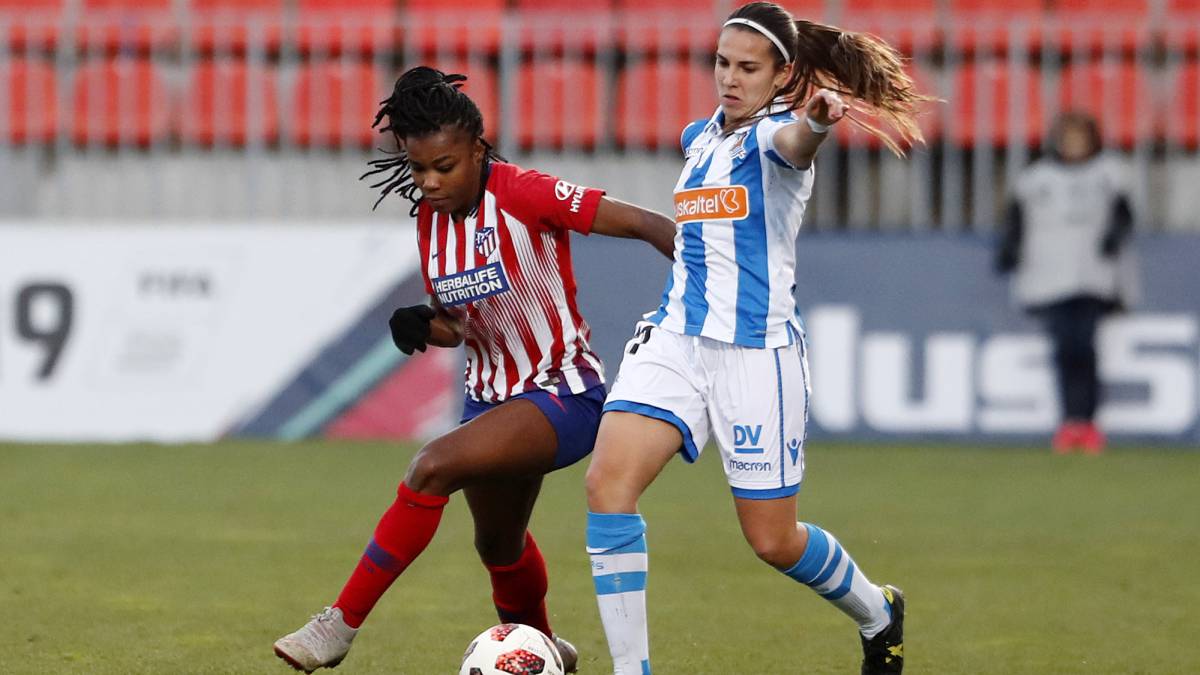 Ludmila, del Atlético, disputa un balón ante una jugadora de la Real Sociedad.