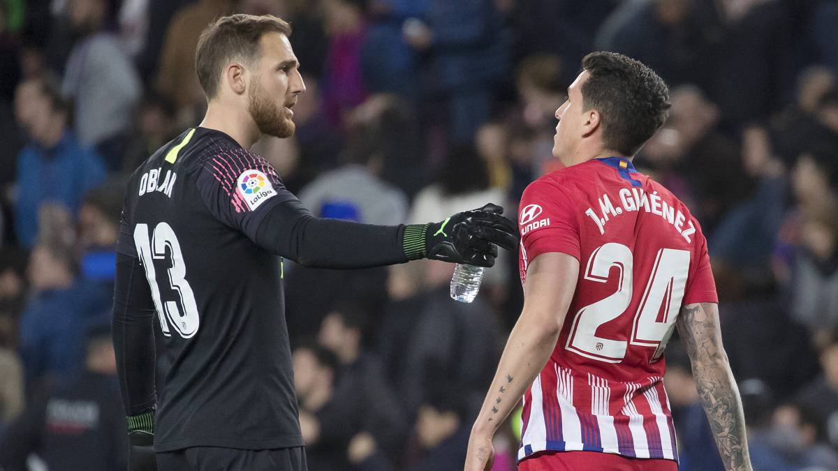 Oblak, junto a Giménez en el Camp Nou.