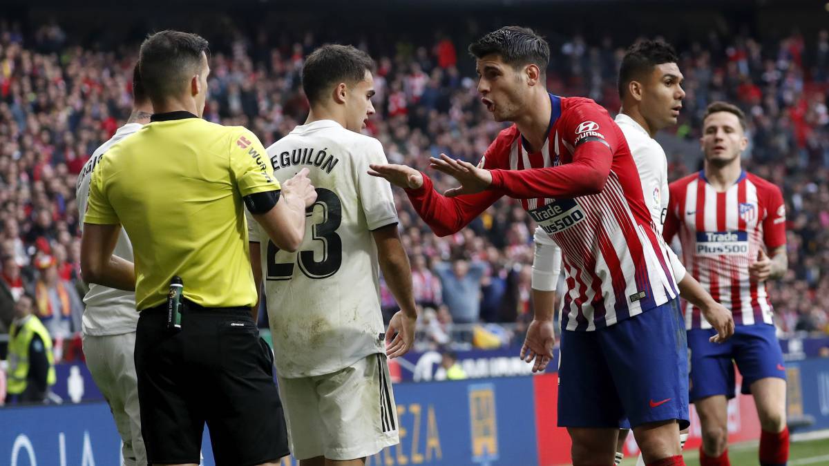 Morata protesta al árbitro en el derbi contra el Real Madrid.