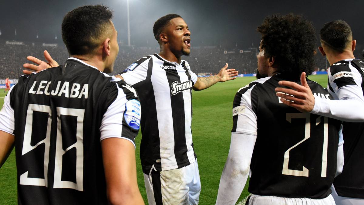 Akpom, celebra un gol del PAOK.