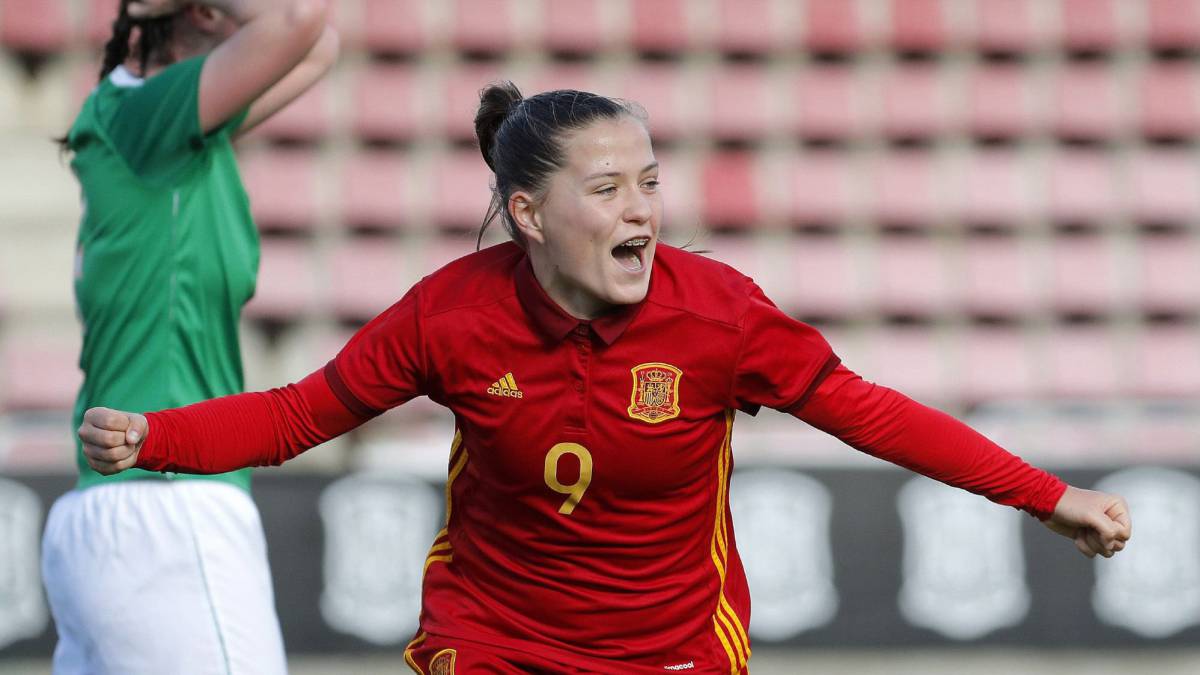 Claudia Pina celebra uno de los goles contra República de Irlanda.