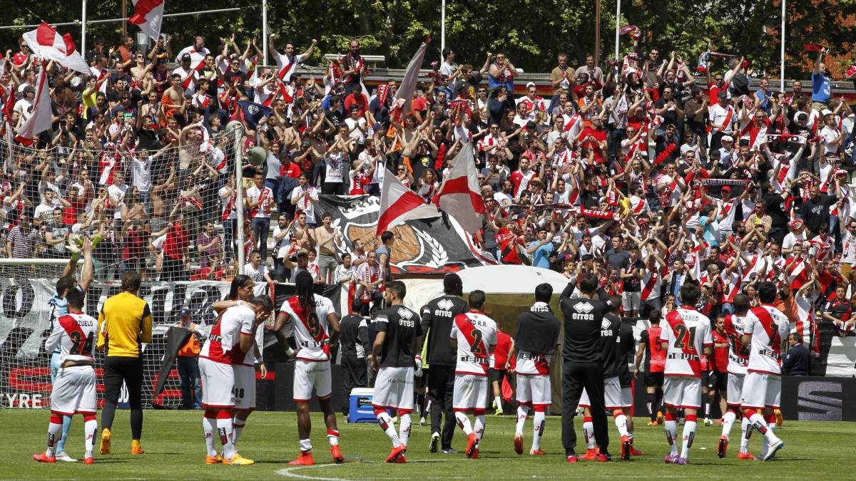 Los jugadores del Rayo saludan a la afición.
