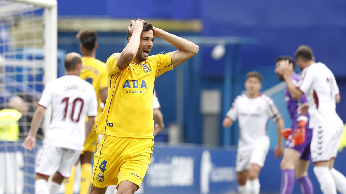 Esteban Burgos se lamenta de una ocasión fallada en el partido entre Tenerife y Albacete.