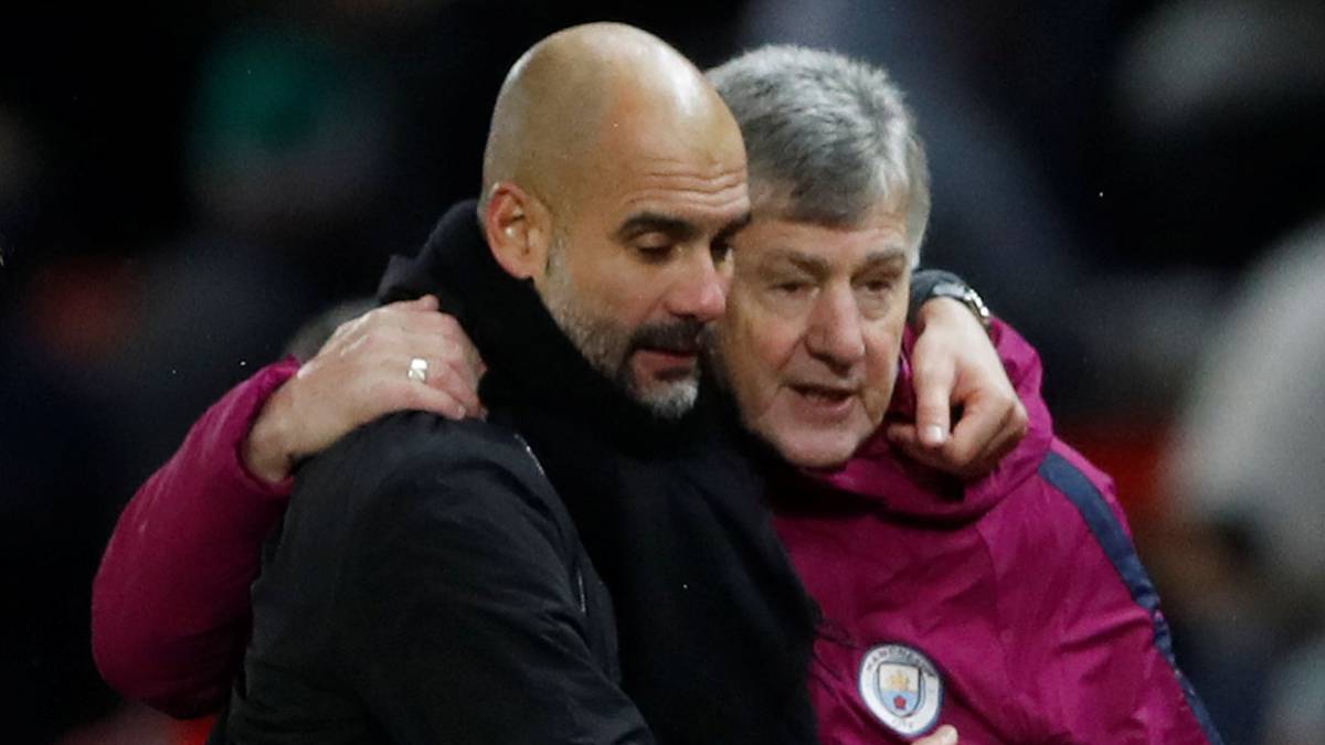 Pep Guardiola abraza a Brian Kidd en una imagen de archivo.