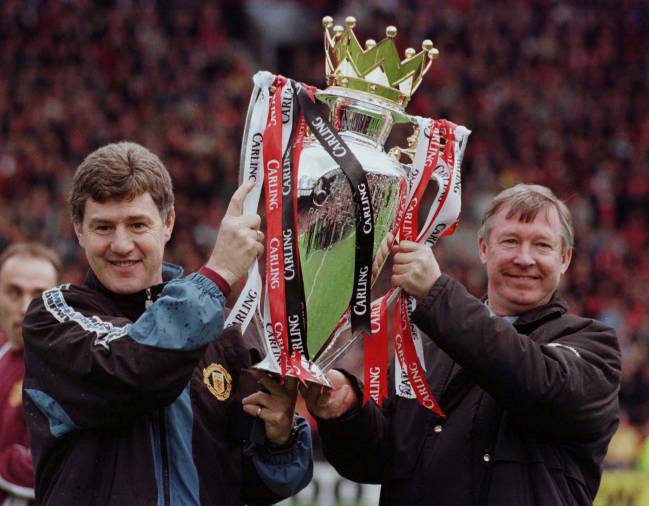Brian Kidd y Alex Ferguson levantan el trofeo de campeón de la Premier League conquistado con el Manchester United en 1997.