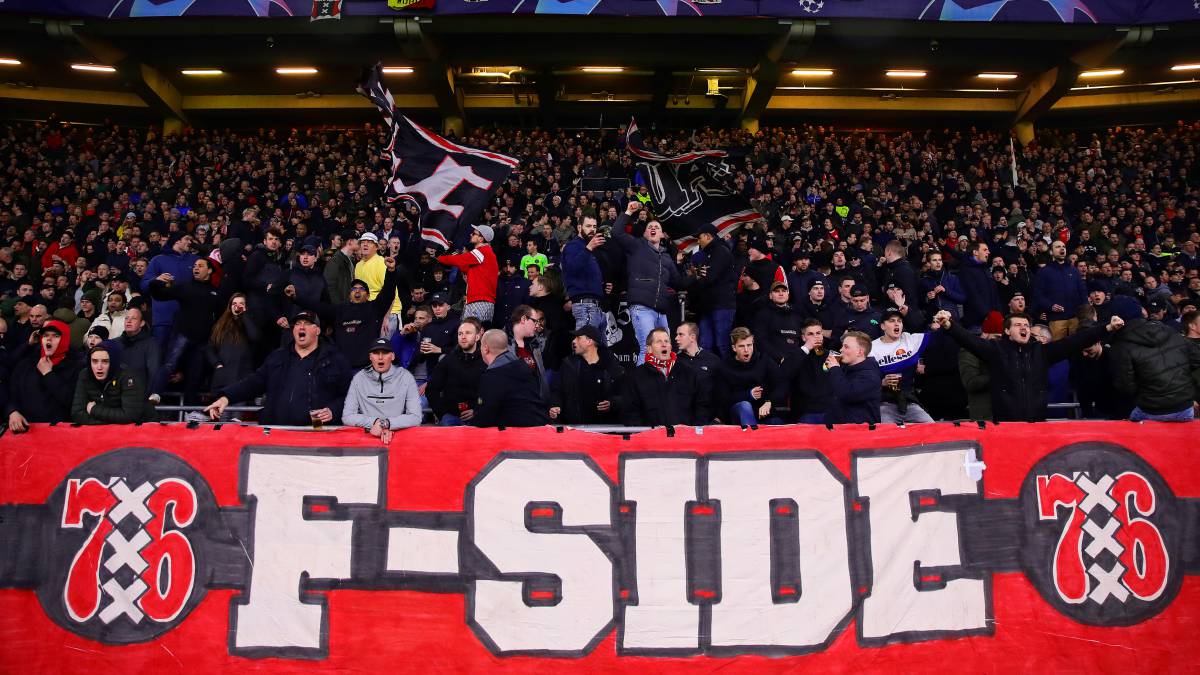 Los ultras de Ajax lanzan petardos en el hotel de la Juve