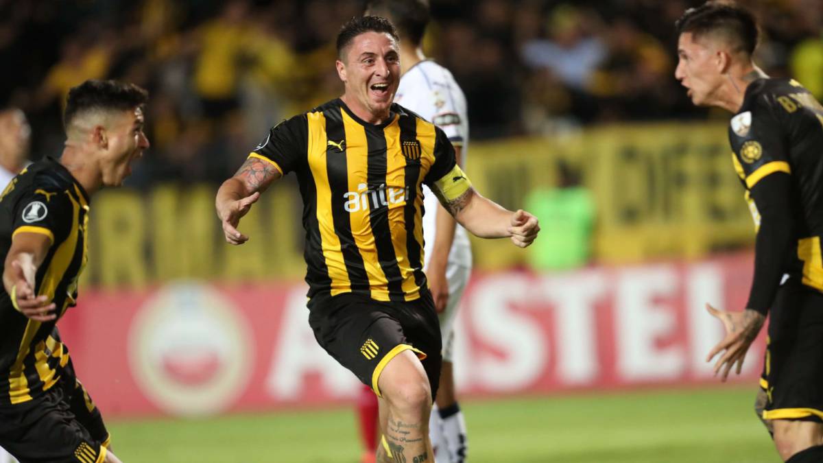 Cristian Rodríguez (c) de Peñarol celebra un gol contra de Liga de Quito