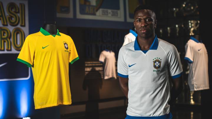 Vinicius Junior posa con la nueva camiseta que Brasil usará en la Copa América.