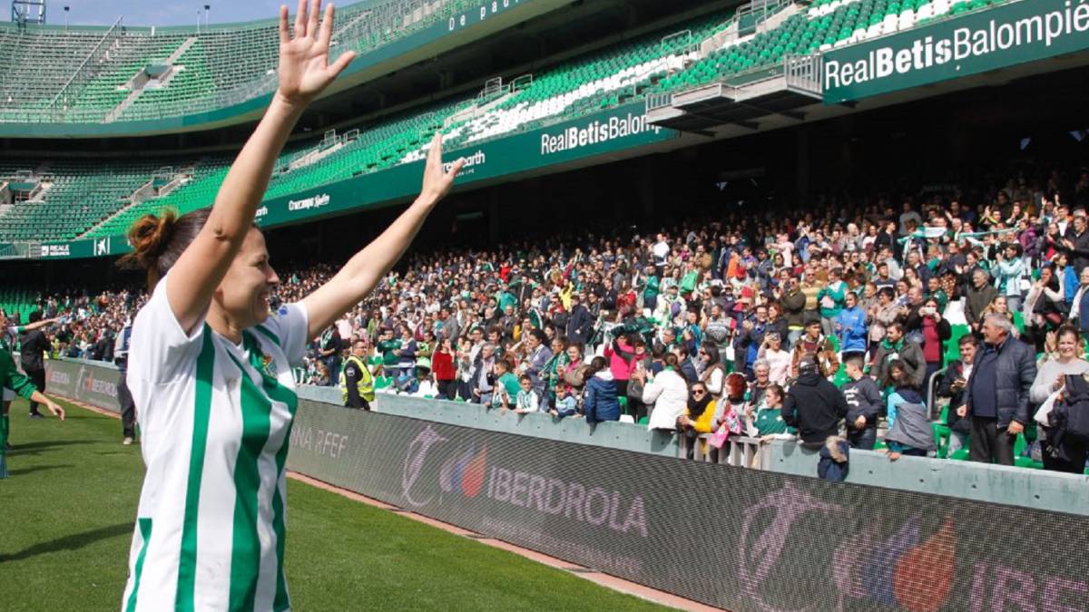 Jugadora del Betis y afición en el Benito Villamarín.