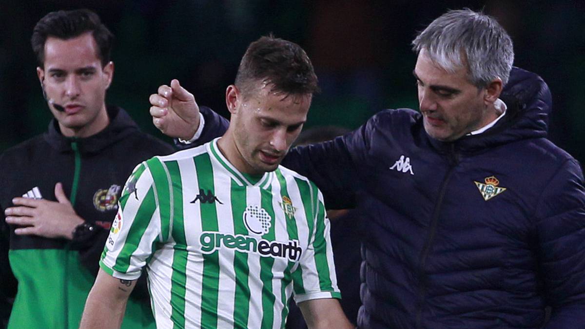 Sergio Canales se retira lesionado finalizado el partido contra el Villarreal.