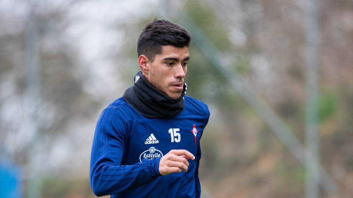 El uruguayo Lucas Olaza conduce el balón durante un entrenamiento del Celta en A Madroa.