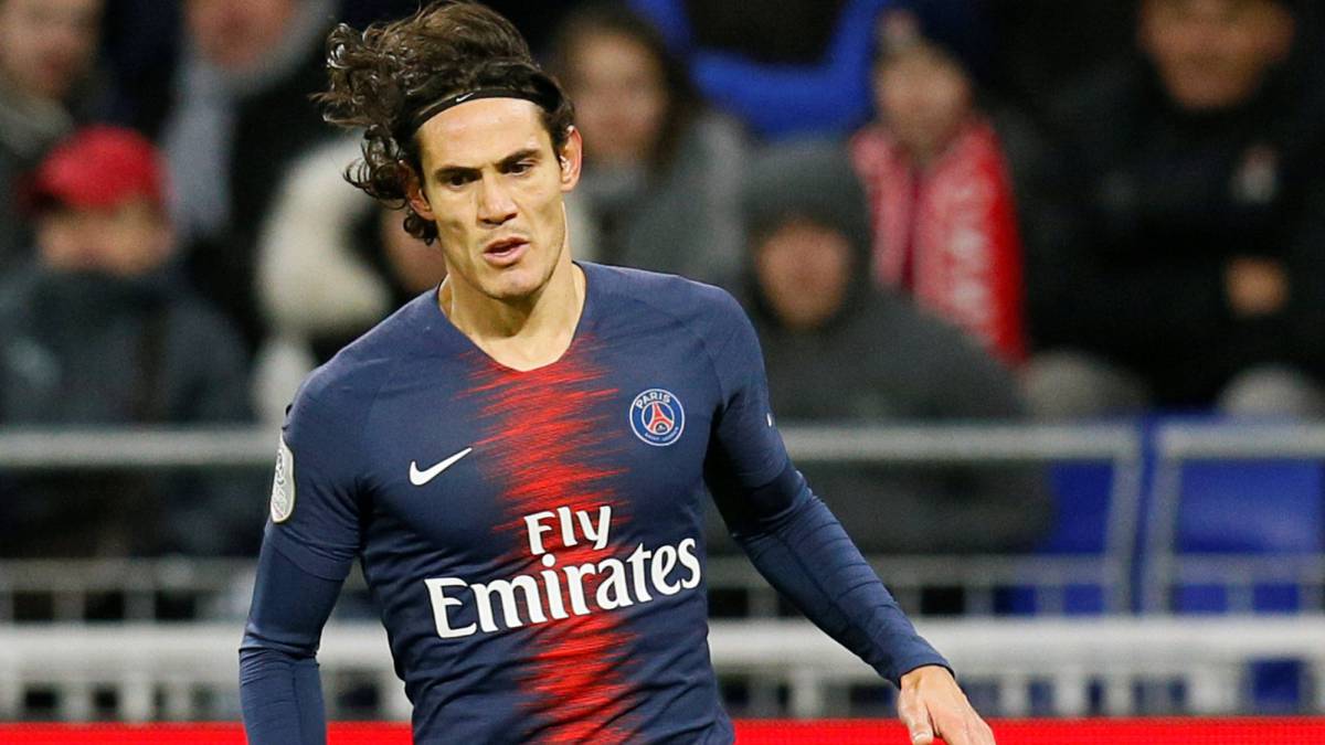 Cavani, en el Lyon-PSG de la Ligue 1. Su club podría venderle. Y el Atlético aprovechar para ficharle.