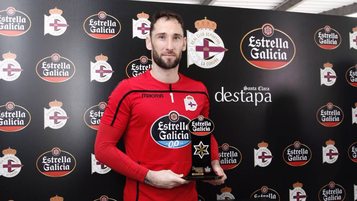 Dani Giménez recibe el premio Estrella Galicia como mejor jugador de marzo.