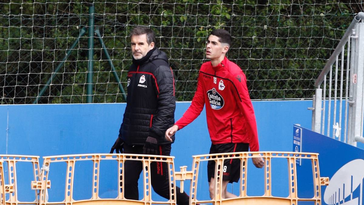 Carlos Fernández se retira del entrenamiento del Deportivo
