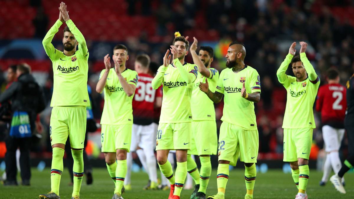 Piqué, Jordi Alba, Sergi Roberto, Luis Suárez, Arturo Vidal y Messi celebran la victoria del Barcelona en Old Trafford.