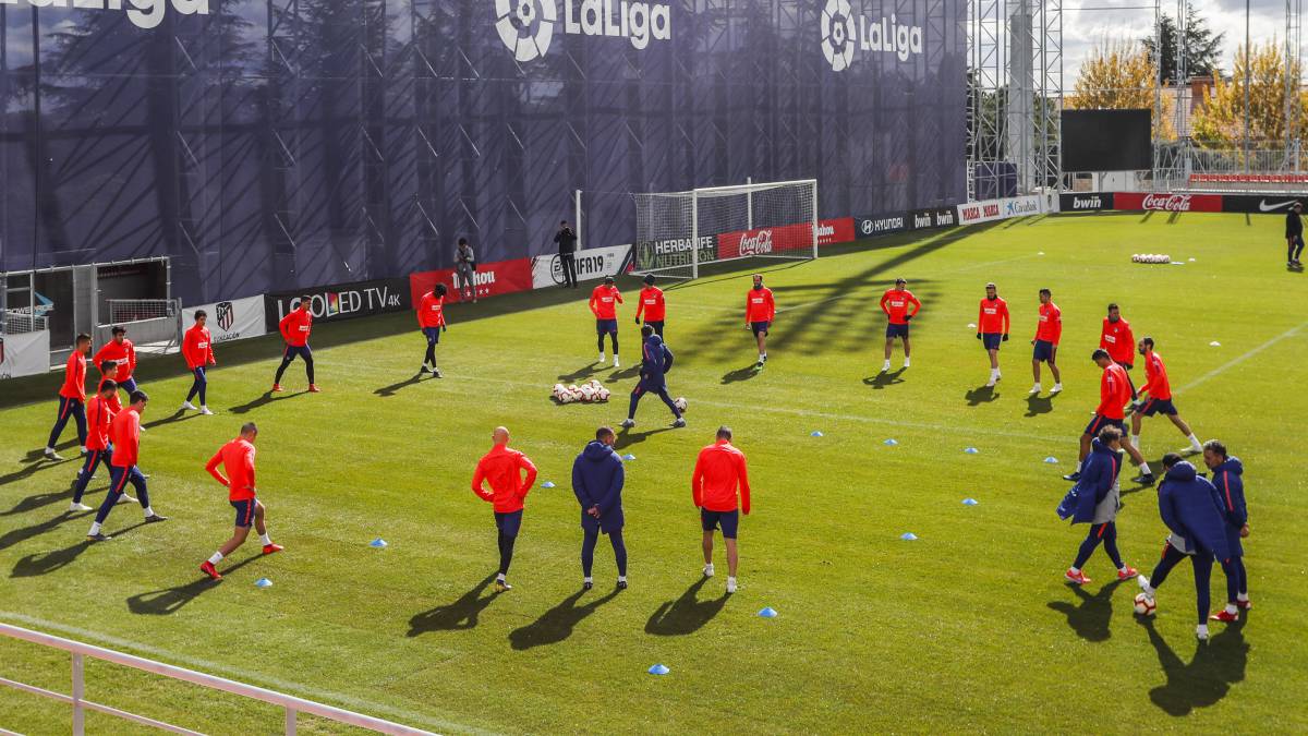 Foto del entrenamiento del Atlético ayer en el Cerro: prácticamente la mitad de los jugadores eran chavales.