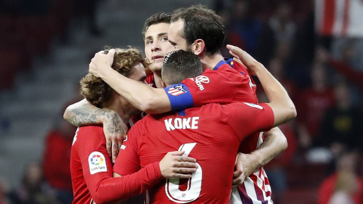 Los jugadores en piña celebran un gol al Girona.