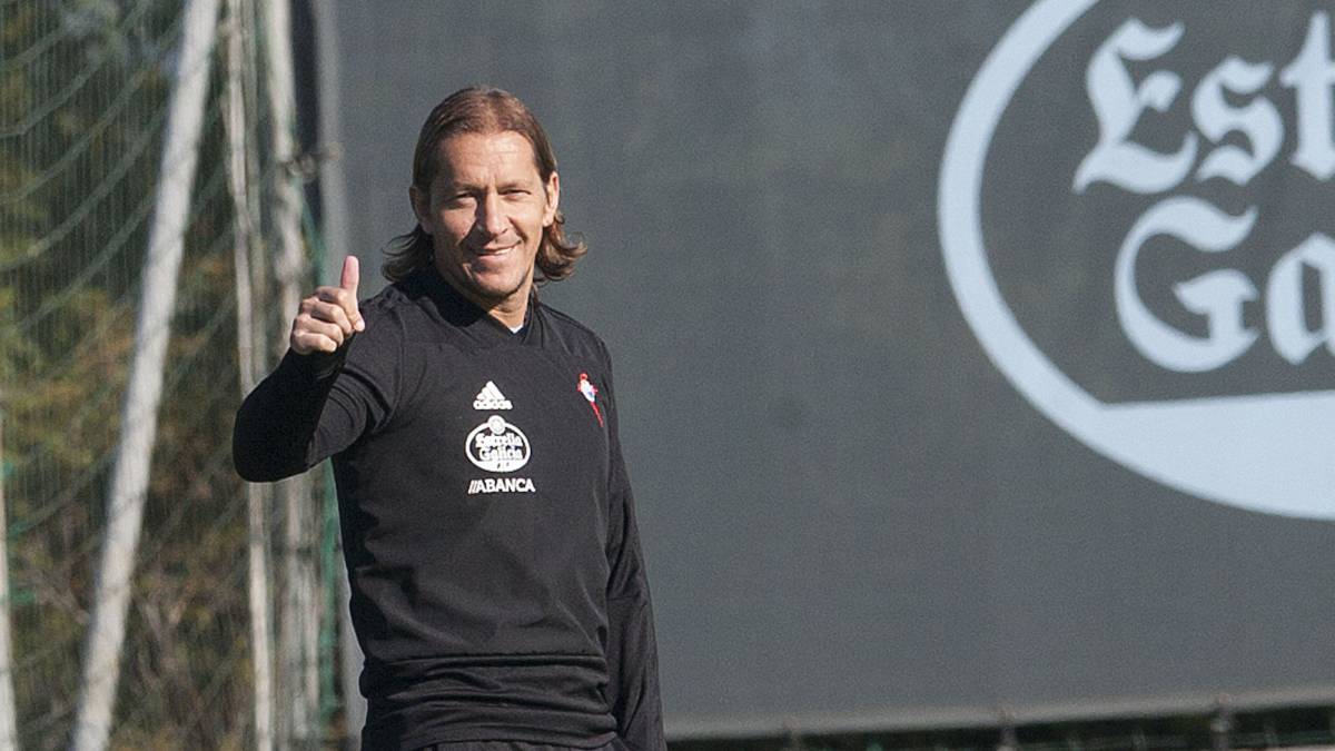 Míchel Salgado saluda durante un entrenamiento del primer equipo del Celta en A Madroa.