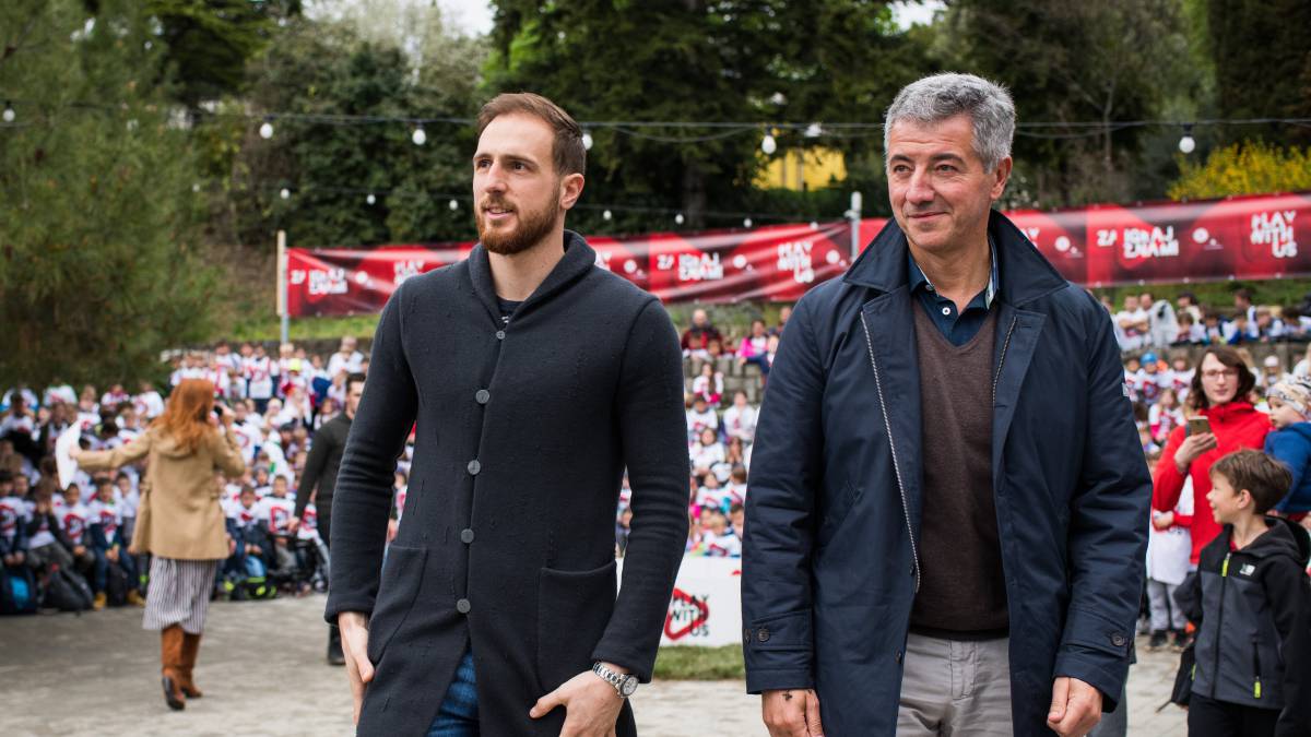 Oblak, junto a Gil Marín en Ankaran.