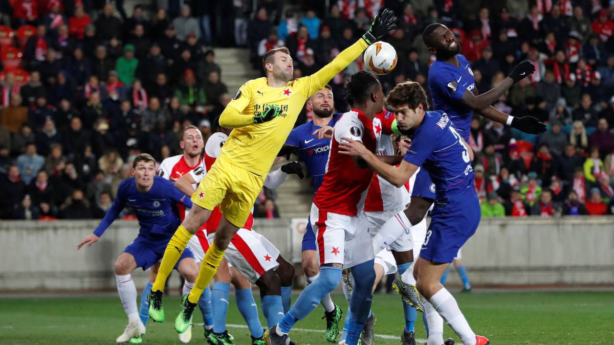 ¡OTRO PARADÓN DE KEPA! Gran remate de Boril que salva el portero con una gran estirada.