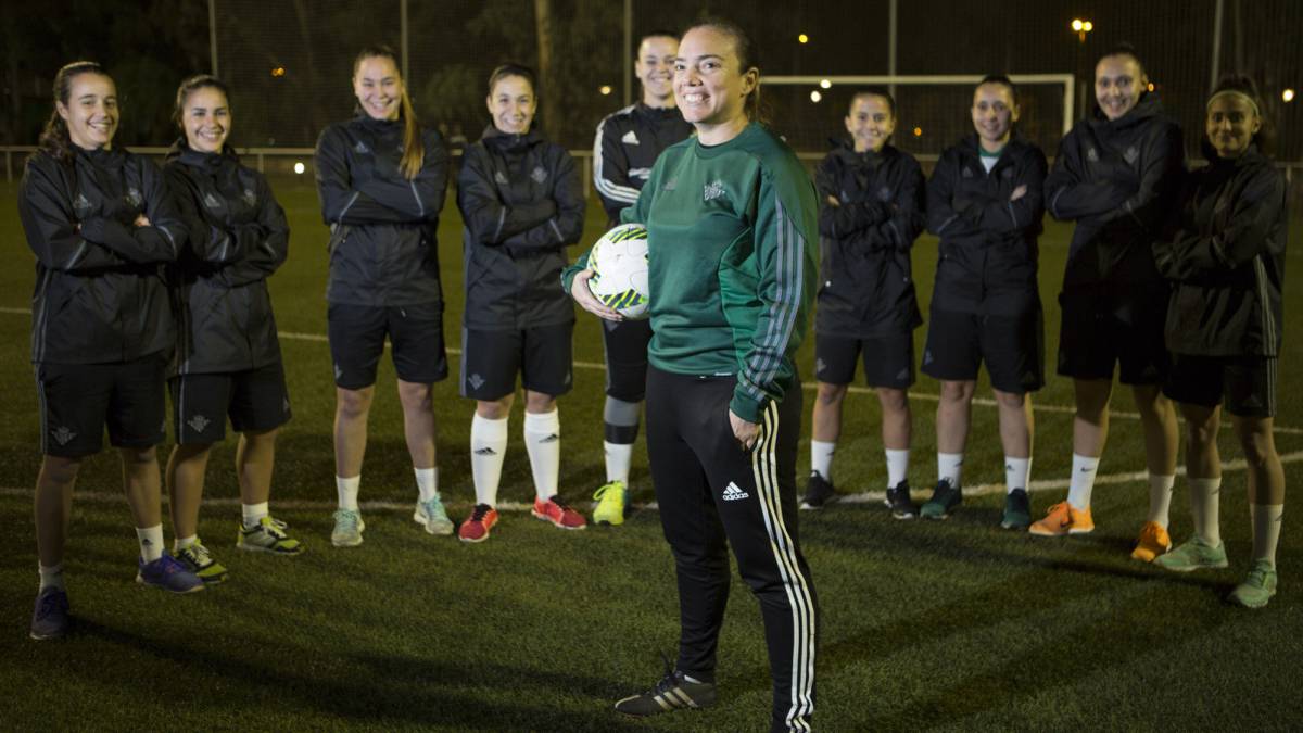 María Pry, entrenadora del Betis, rodeada por sus jugadoras en un entrenamiento.