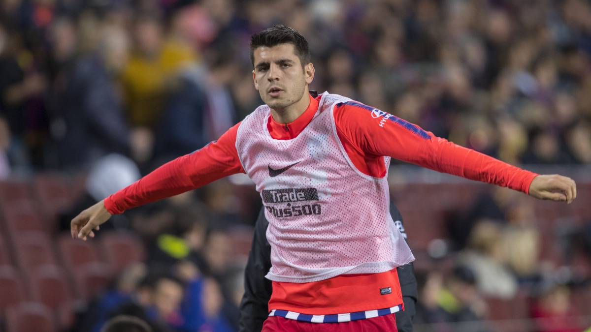 Morata, durante el calentamiento ante el Barcelona.
