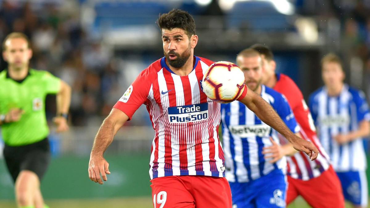 Diego Costa controla el balón.