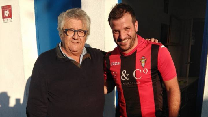 El exjugador holandés, Rafael Van der Vaart, con la camiseta del Chiclana Industrial.