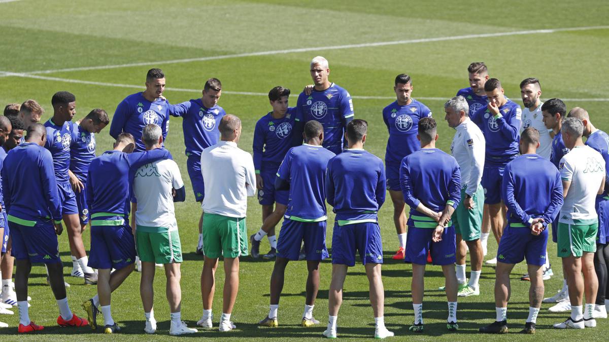 Setién convoca a toda la plantilla para el derbi ante el Sevilla