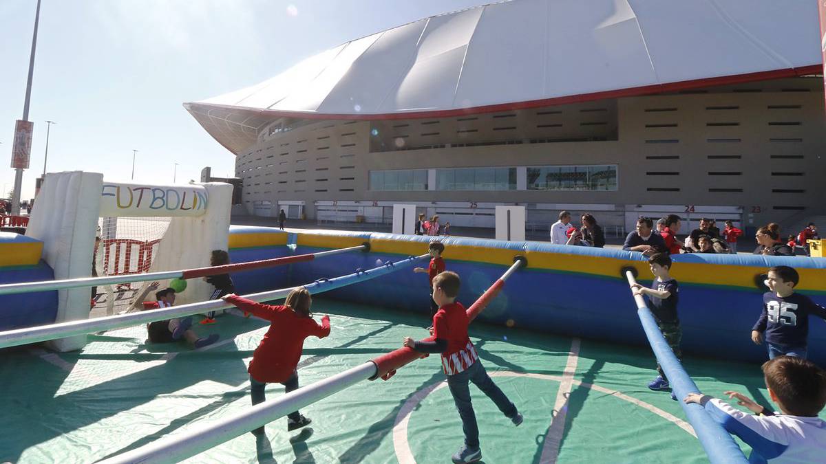 El Día del Niño en los alrededores del Wanda Metropolitano, previo al Atlético-Celta.