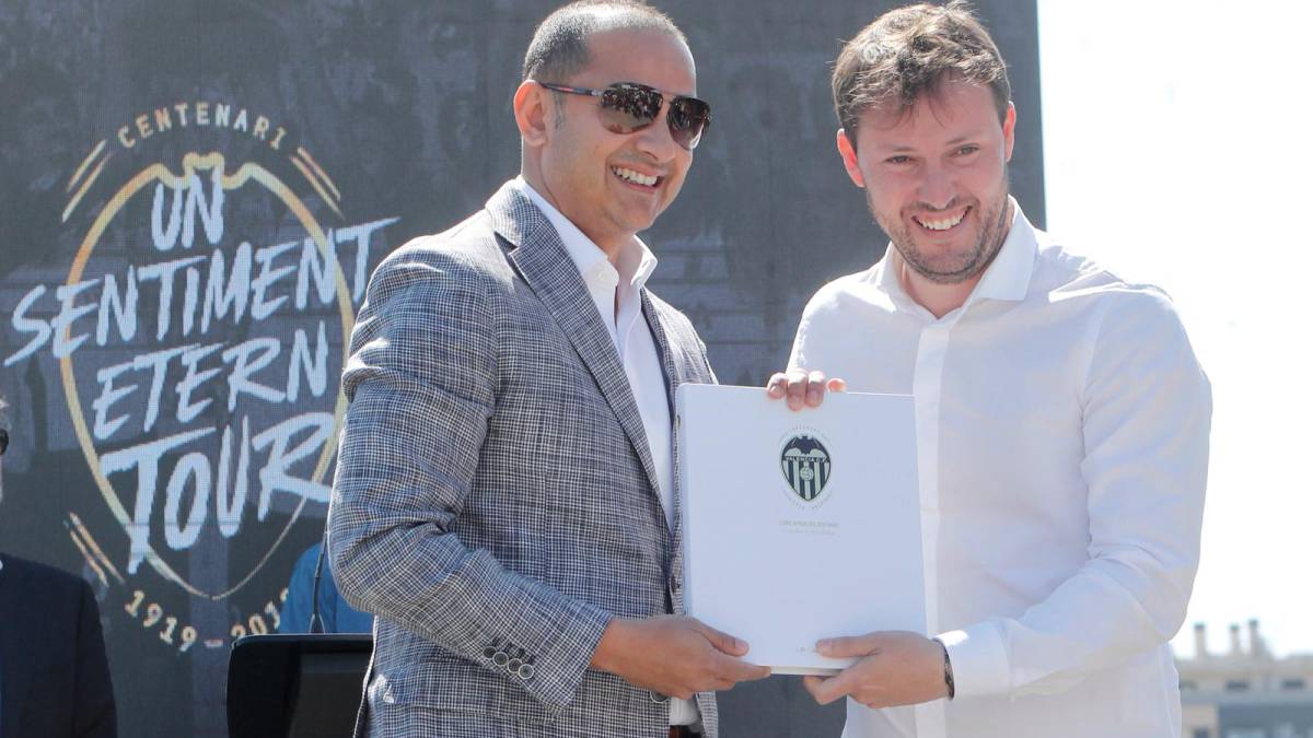 Anil Murthy, con el teniente alcalde de Torrent.