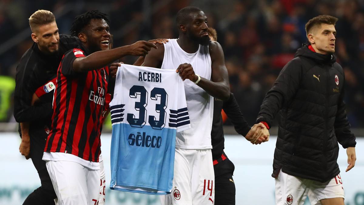 Samuel Castillejo, Franck Kessie, Tiemoue Bakayoko y Piatek exhiben la camiseta de Acerbi