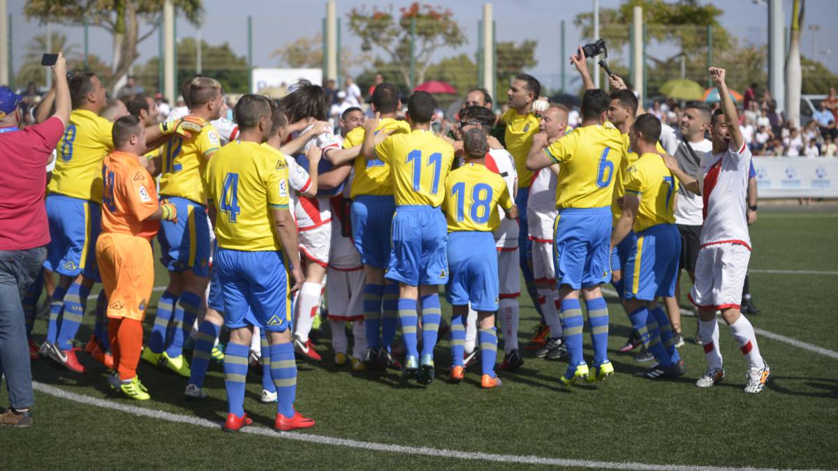 Los jugadores del Rayo y de Las Palmas de LaLiga Genuine, antes de la Danone Nations Cup Canarias-Copa Rodagon.
