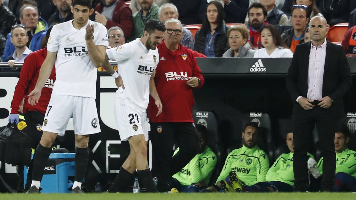Piccini se retira a los vestuarios.
