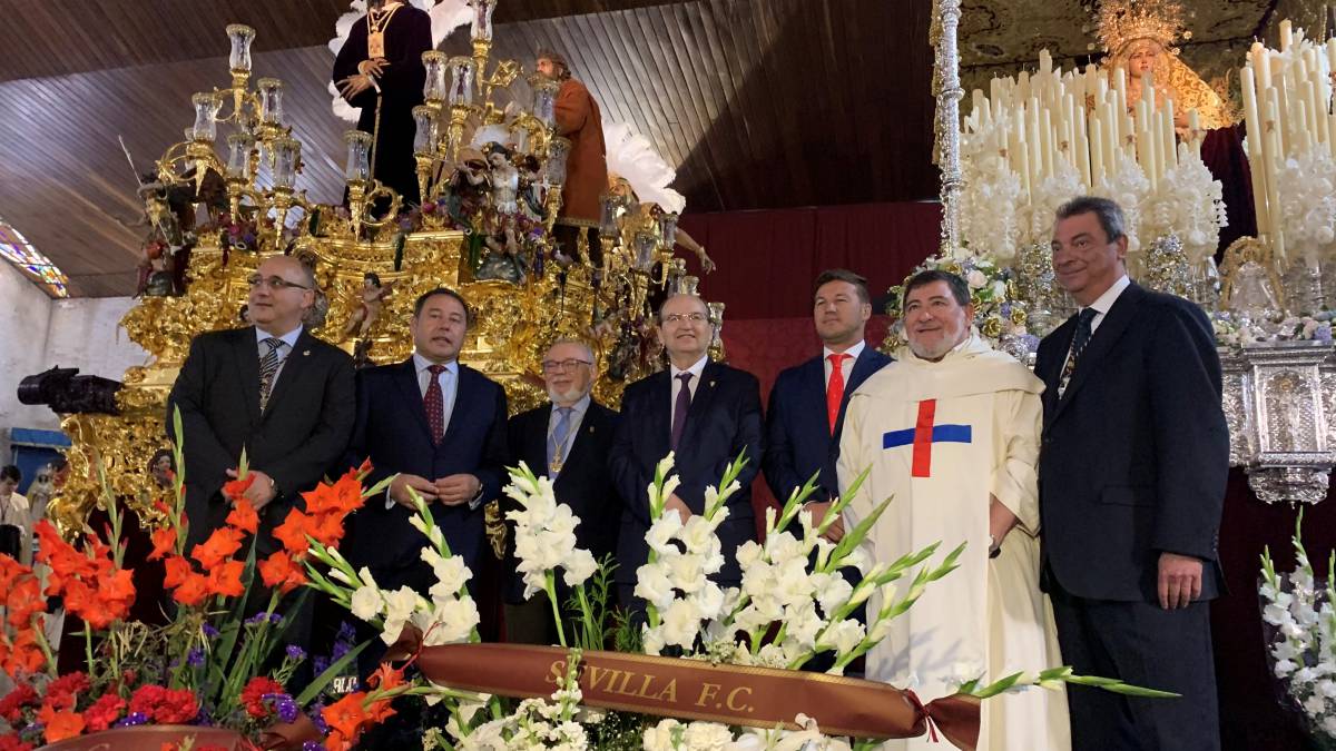 El Sevilla hace una ofrenda floral a la hermandad del Cautivo