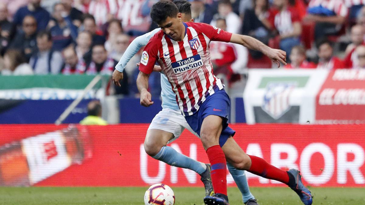 Rodrigo conduce un balón en el Atlético-Celta.